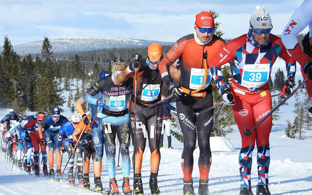 Andreas Nygaard (1) tok hjem seieren i Hafjell Skimaraton. Her bak Gaute Kvåle (39). Bak følger Halvor Korbøl Thoner (41) og Eivind Vold (49). (Foto: Stein Arne Nygård)