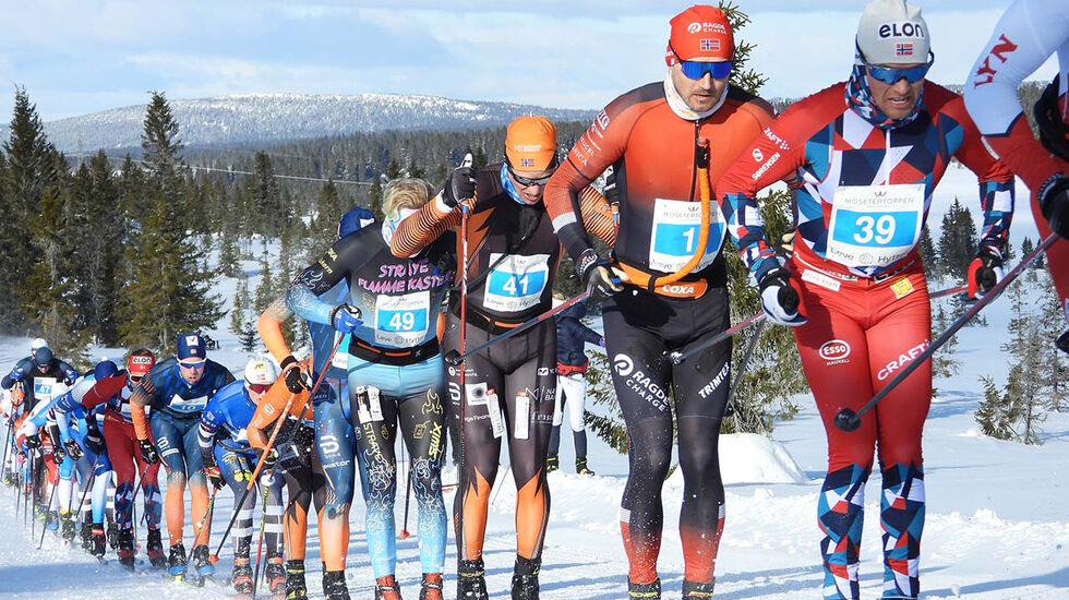 Andreas Nygaard (1) tok hjem seieren i Hafjell Skimaraton. Her bak Gaute Kvåle (39). Bak følger Halvor Korbøl Thoner (41) og Eivind Vold (49). (Foto: Stein Arne Nygård)