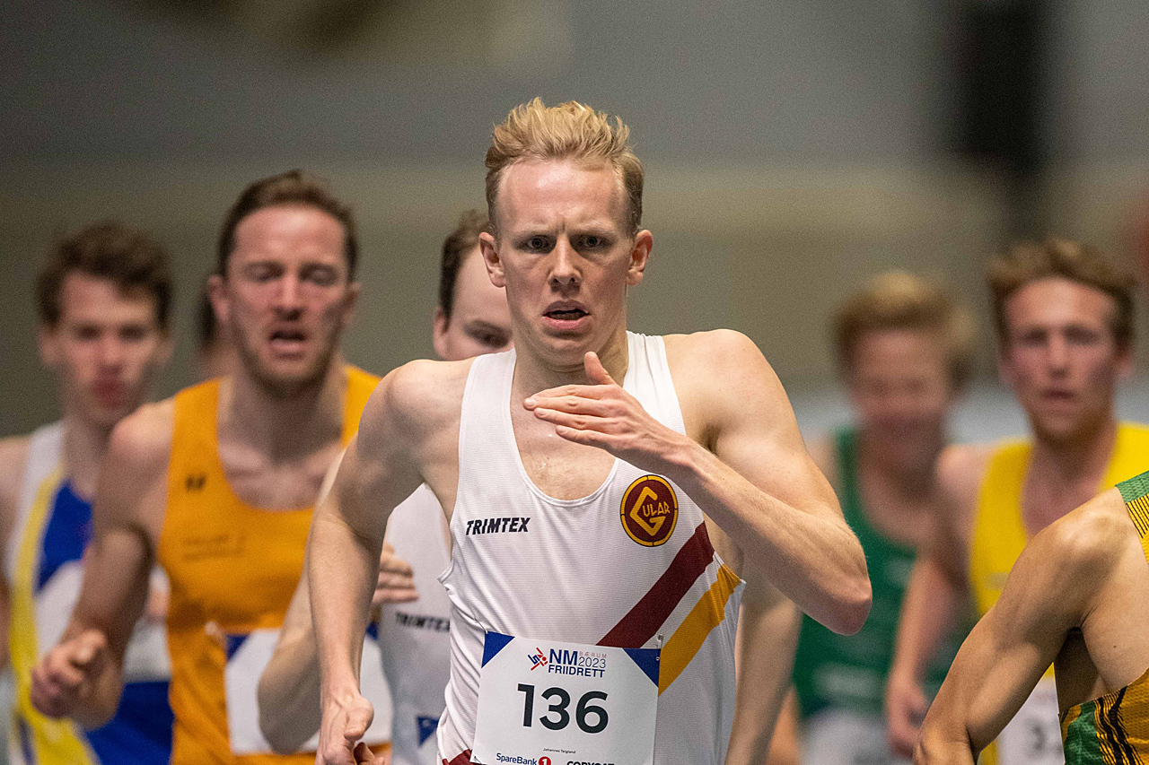 Johannes Teigland løper inn til en NM-tittel på 1500 meter. (Foto: Samuel Hafsahl)