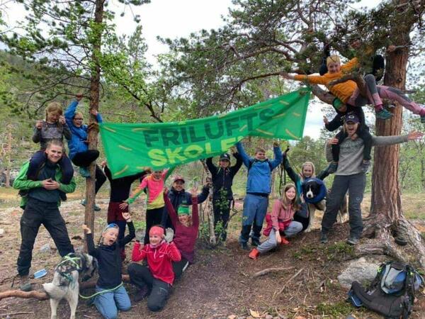 Bilde av mange glade barn som er med på frilufsskolen