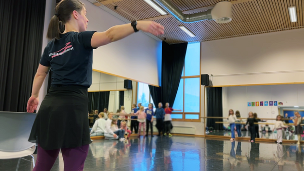 Fra prøvetime ballett under åpen dag på Alta kulturskole.