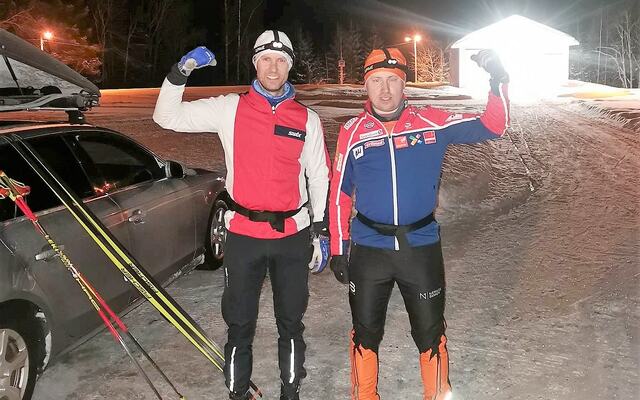 Jørgen Stensløkken (til venstre) og Marius Osvold da de delte seieren i 2. etappen i Bergeberget. (Foto: Martin Sagen)