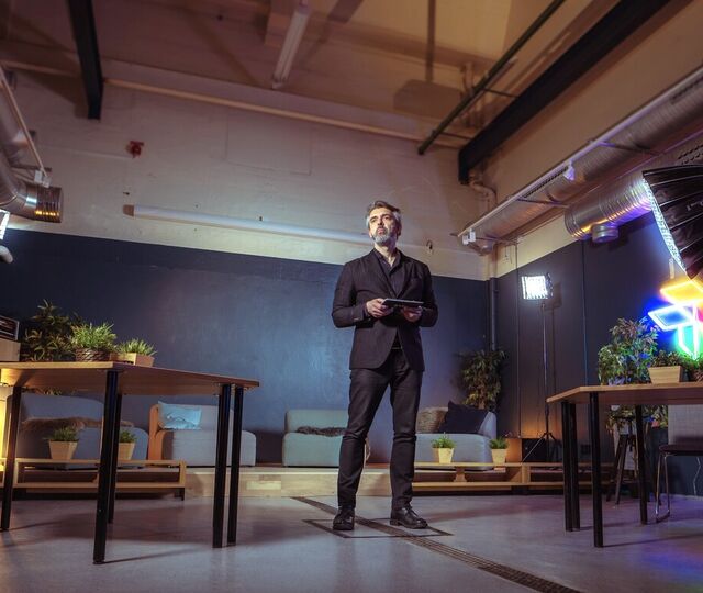 Eirik Norman forteller at det holder ikke å ha pålegg om at alle skal være på kontoret tre dager i uka eller ha pålagte allmøter.