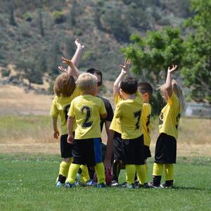 Illustrasjonsbilde: Barn på fotballbanen i samtale med trener. Foto: Pixabay.com/luvmybry