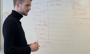 Erik Sommervold setter opp budsjett på tavle