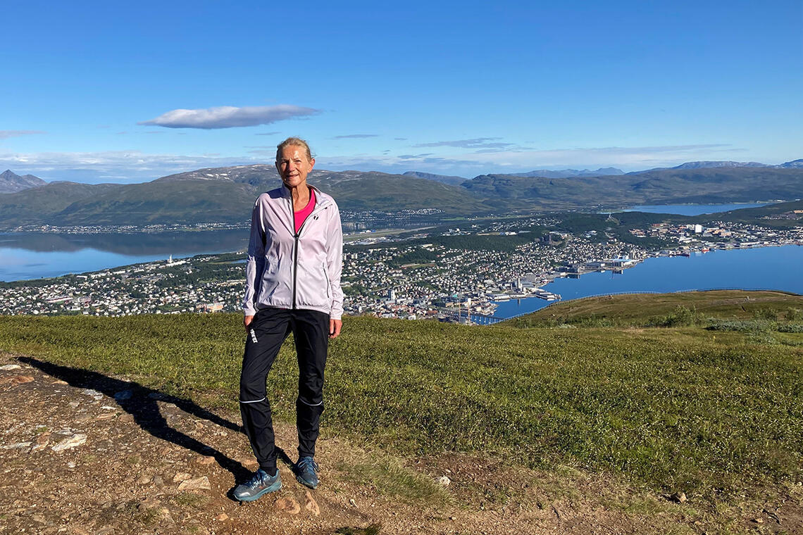 Ein Wintervold liker aller best å løpe ute i naturen. Her har hun løpt opp mot Fløya på fastlandssida, og vi ser Tromsøya og Tromsø i bakgrunnen. (Foto: privat) 