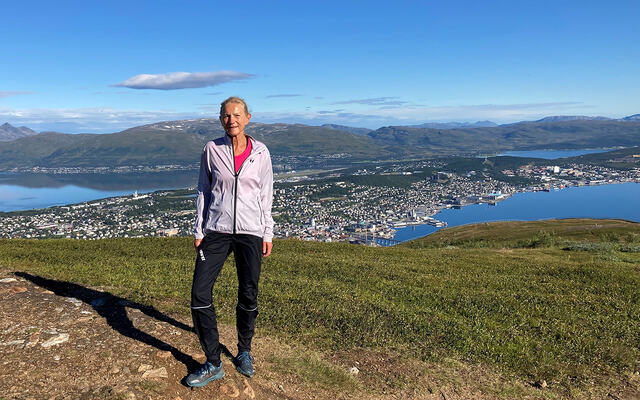 Ein Wintervold liker aller best å løpe ute i naturen. Her har hun løpt opp mot Fløya på fastlandssida, og vi ser Tromsøya og Tromsø i bakgrunnen. (Foto: privat)