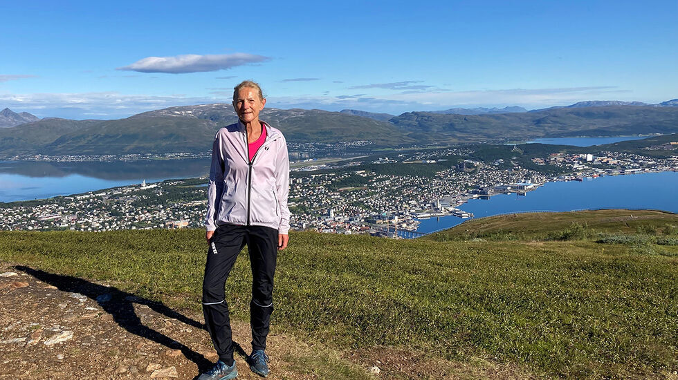 Ein Wintervold liker aller best å løpe ute i naturen. Her har hun løpt opp mot Fløya på fastlandssida, og vi ser Tromsøya og Tromsø i bakgrunnen. (Foto: privat)