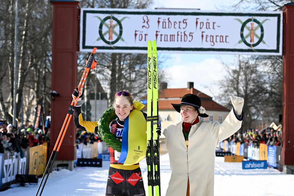 Emilie Fleten med kransmasen etter sin desidert største triumf i skisporet. (Foto: Vasaloppet)