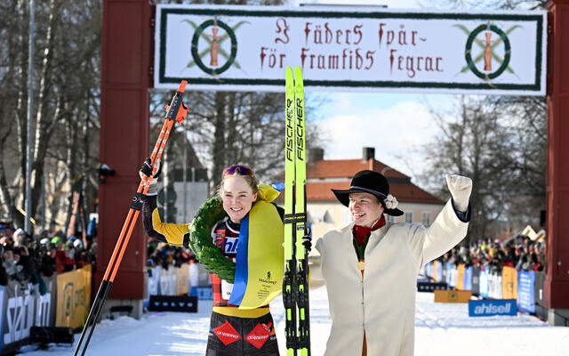 Emilie Fleten med kransmasen etter sin desidert største triumf i skisporet. (Foto: Vasaloppet)