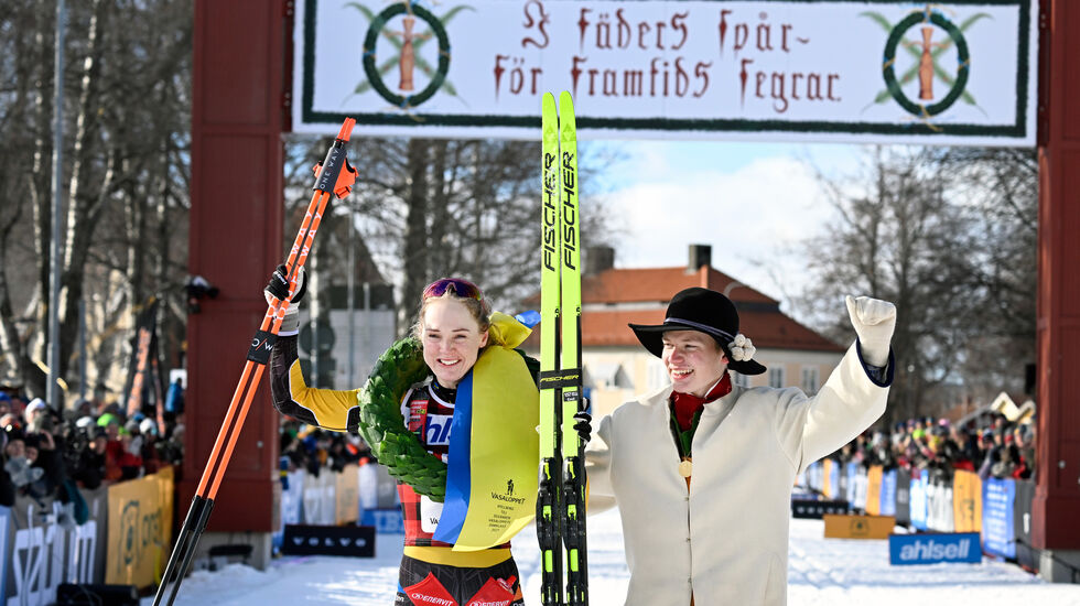 Emilie Fleten med kransmasen etter sin desidert største triumf i skisporet. (Foto: Vasaloppet)