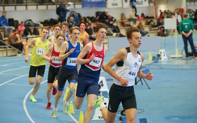 Mikkel Bakken i tet fra start på 1500 m i U20-klassen som Tjalve-løperen vant på 4.05.54. (Foto: Martin Hauge-Nilsen)