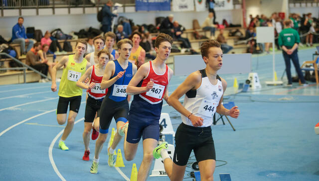 Mikkel Bakken i tet fra start på 1500 m i U20-klassen som Tyrving-løperen vant 4.05.54. (Foto: Martin Hauge-Nilsen)