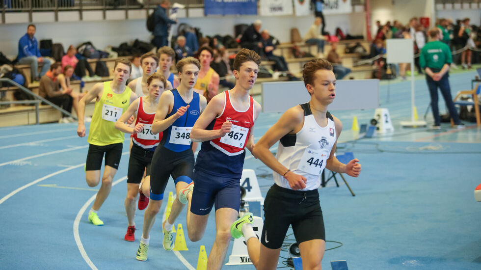 Mikkel Bakken i tet fra start på 1500 m i U20-klassen som Tjalve-løperen vant på 4.05.54. (Foto: Martin Hauge-Nilsen)