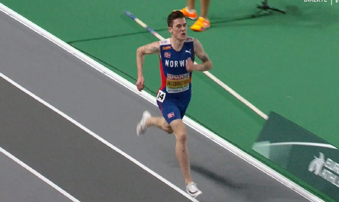 Jacob Ingebrigtsen inn til gull på 3000 m i Istanbul. (Skjermbilde fra NRK)