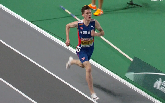 Jacob Ingebrigtsen inn til gull på 3000 m i Istanbul. (Skjermbilde fra NRK)