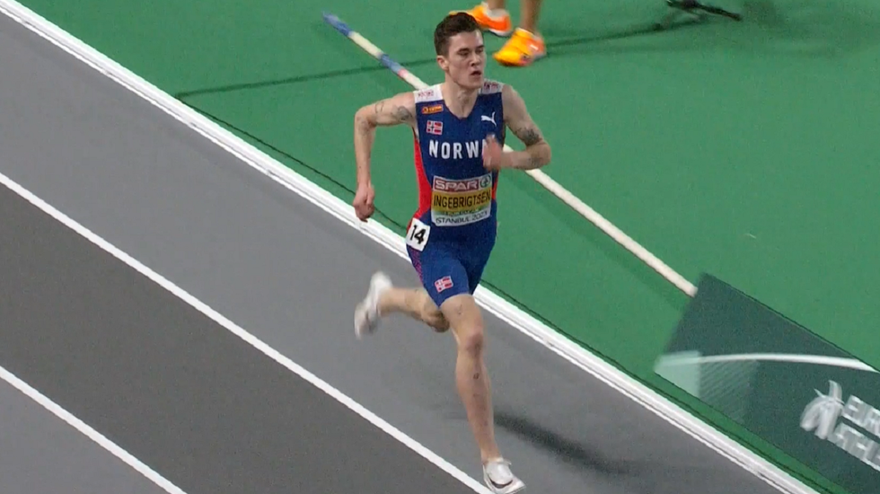 Jacob Ingebrigtsen inn til gull på 3000 m i Istanbul. (Skjermbilde fra NRK)