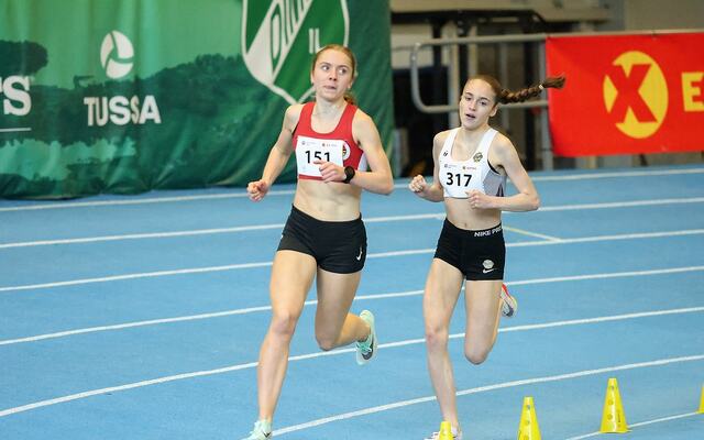 Maria Mjelva Straume i rygg på vinneren i U23, Ingrid Nilssen fra Herøy IL. (Foto: Martin Hauge-Nilsen)