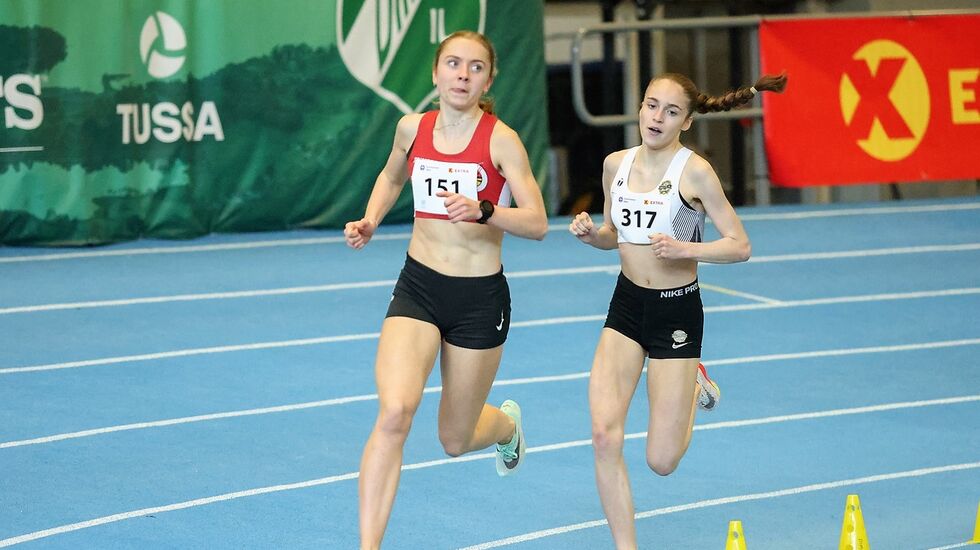 Maria Mjelva Straume i rygg på vinneren i U23, Ingrid Nilssen fra Herøy IL. (Foto: Martin Hauge-Nilsen)