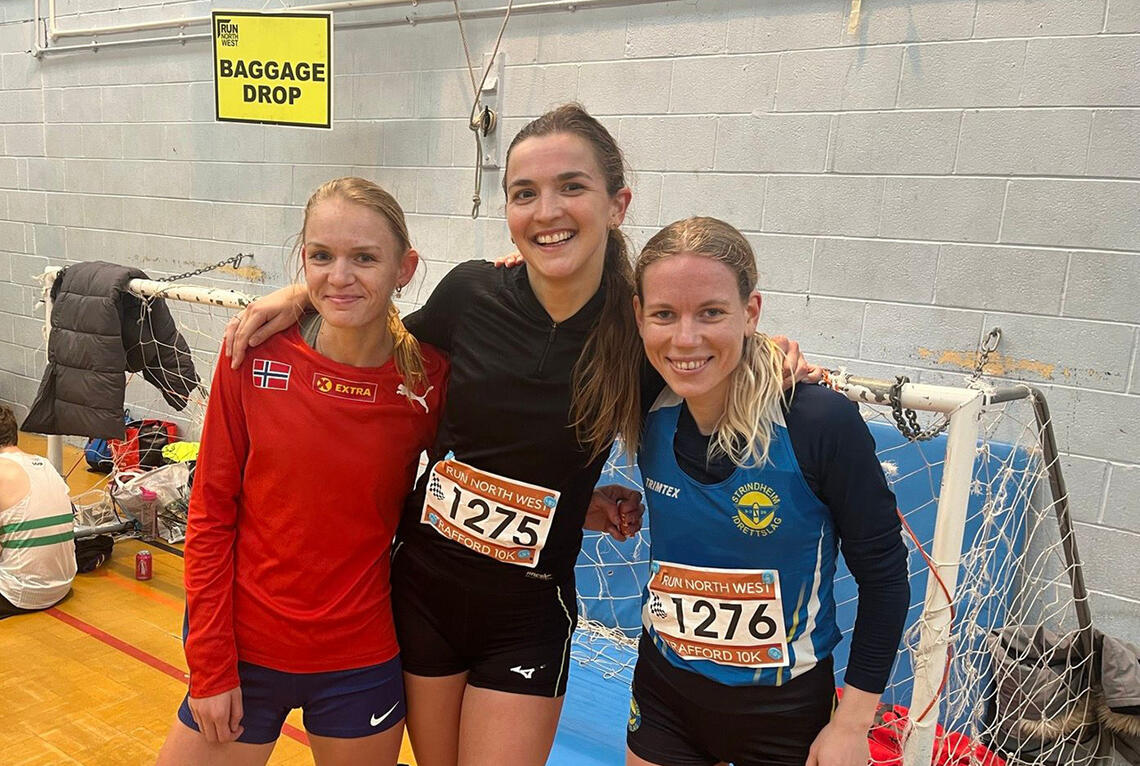 Tre av Norges beste, kvinnelige langdistanseløpere deltok i helga på Trafford 10K. Fra venstre Ine Bakken, Sigrid Jervell Våg og Hanne Mjøen Maridal. (Foto: privat)