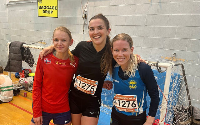 Tre av Norges beste kvinnelige langdistanseløpere deltok i helga i Trafford 10K. Fra venstre Ine Bakken, Sigrid Jervell Våg og Hanne Mjøen Maridal. (Foto: privat)