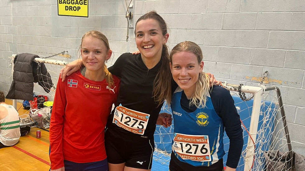 Tre av Norges beste kvinnelige langdistanseløpere deltok i helga i Trafford 10K. Fra venstre Ine Bakken, Sigrid Jervell Våg og Hanne Mjøen Maridal. (Foto: privat)