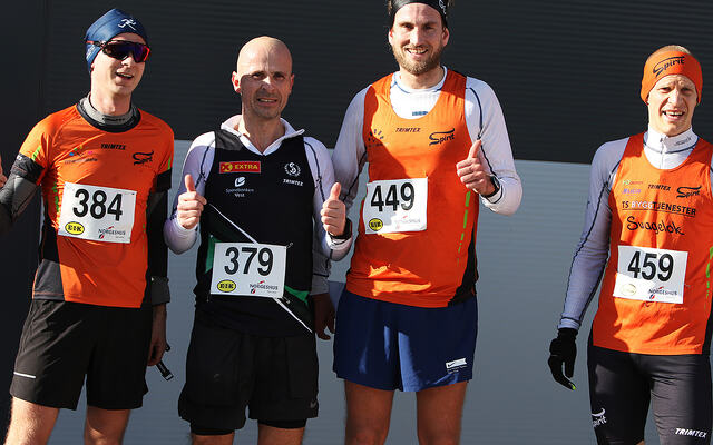 Sterke halvmaratonløpere etter målpassering. Fra venstre Gaute Byberg (1.12.36), Frode Tjelta (1.12.18), Thomas Asgautsen (1.11.20) og Sjur Ferkingstad (1.13.22). (Alle foto: Einar Søndeland)