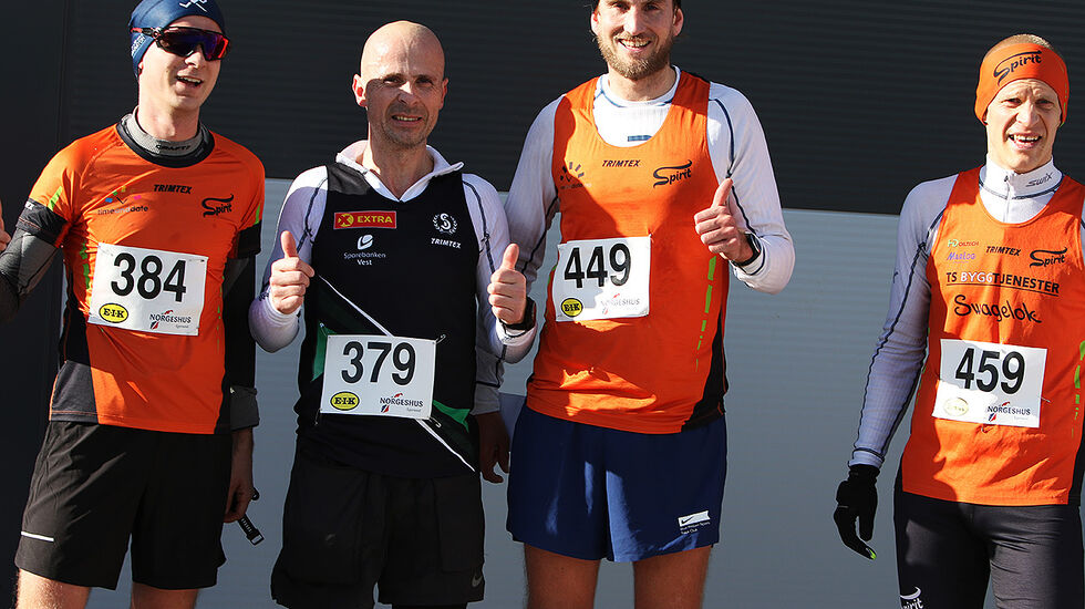 Sterke halvmaratonløpere etter målpassering. Fra venstre Gaute Byberg (1.12.36), Frode Tjelta (1.12.18), Thomas Asgautsen (1.11.20) og Sjur Ferkingstad (1.13.22). (Alle foto: Einar Søndeland)