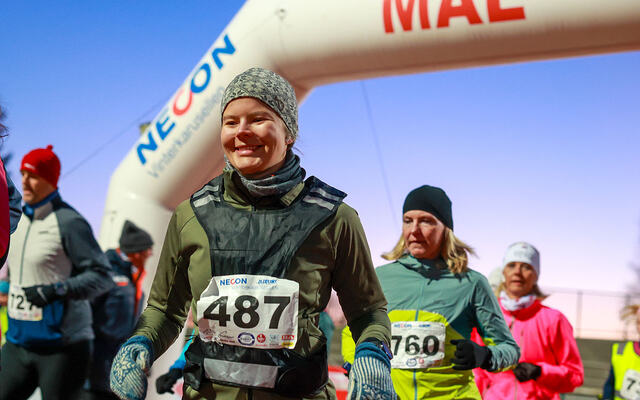 Elsa M. Buvik ut fra start på sin 10 km, som hun gjennomfører godt under en time.