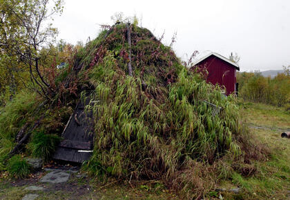 Lappkåten uten for atostugan, der de gjemte dynamitt og ammunisjon.