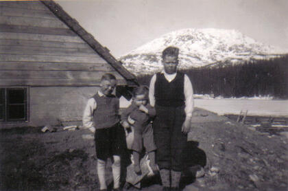 1948, Kun tak på grunnmur fungerte som bolighus første vinteren.