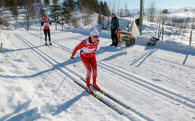 Fra matstasjonen på fjorårets renn. Siren Vatshelle passerer. (Foto: Arne Dag Myking)