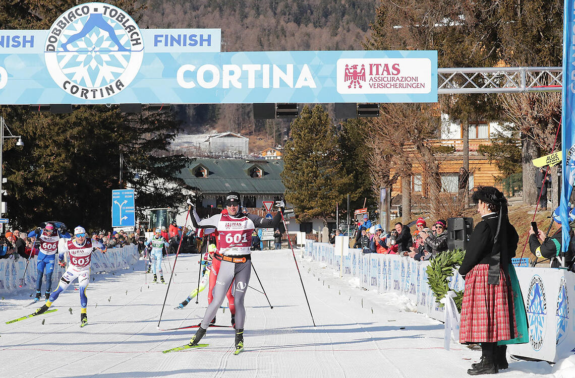 Enda ein gong kunne Petter Northug på leikent vis skli over mål som førstemann. (Foto: Dobbiaco - Cortina)