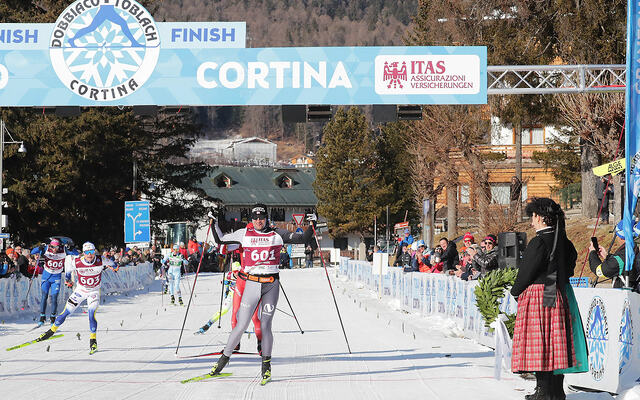 Enda ein gong kunne Petter Northug på leikent vis skli over mål som førstemann. (Foto: Dobbiaco - Cortina)