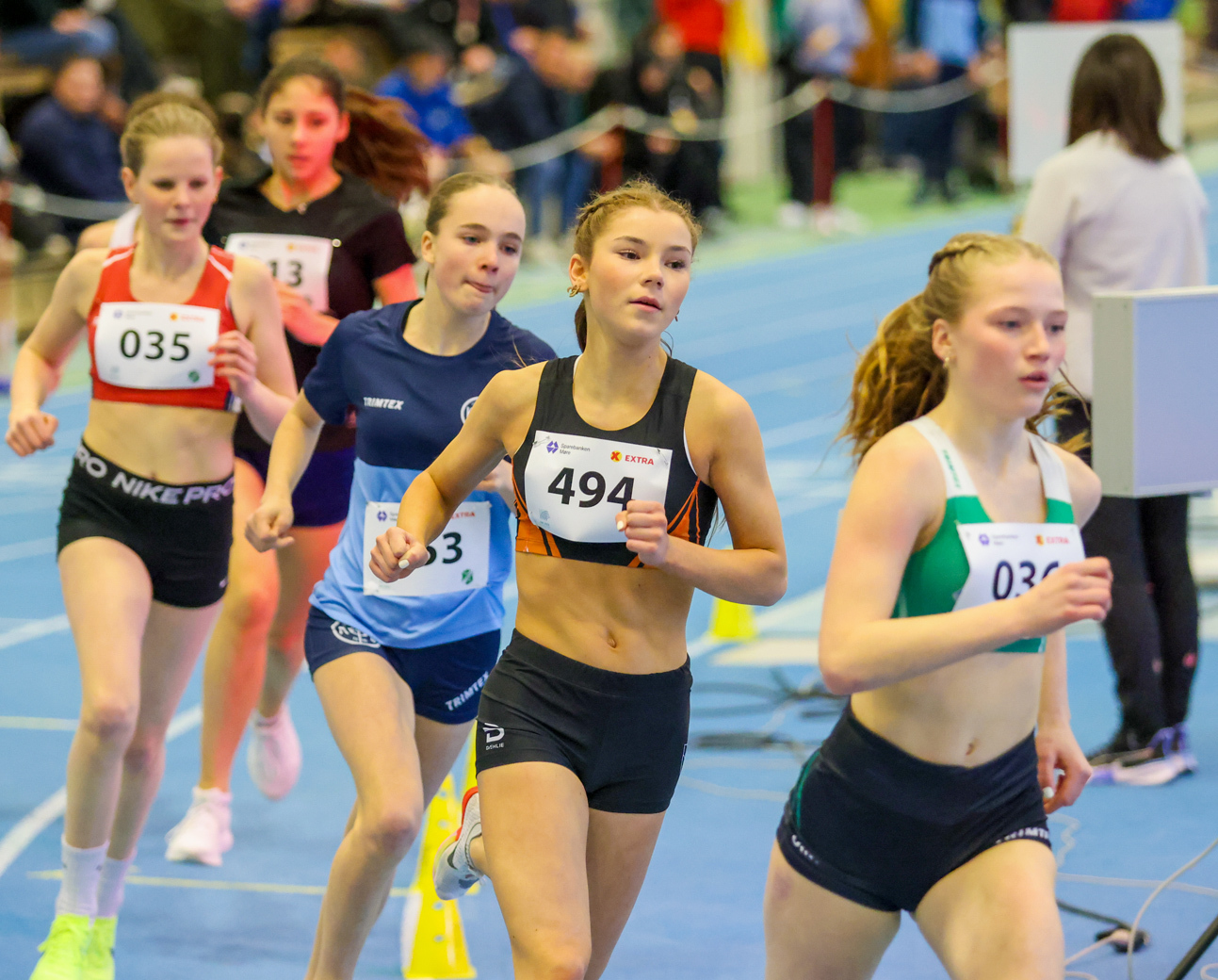 Seks jenter i 800 m-feltet i 15-årsklassen med Aase Ulstein i front fra start.jpg
