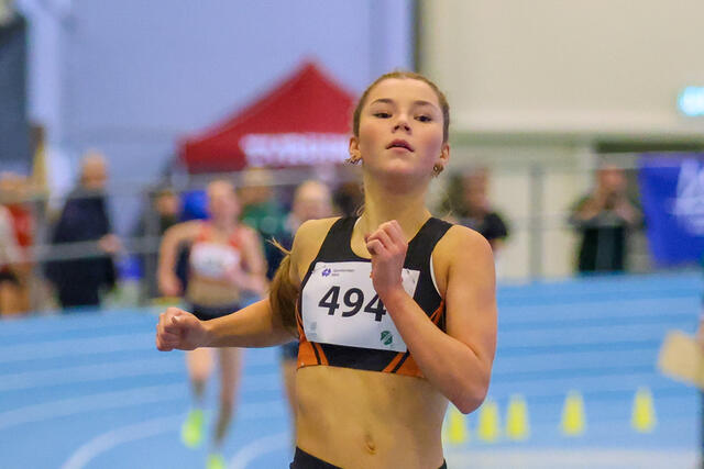 Wilma Hollås Hamborg (15) var helt i en klasse for seg på 800 meter. Utleira-jenta er minst like stor favoritt på søndagens 1500 meter.