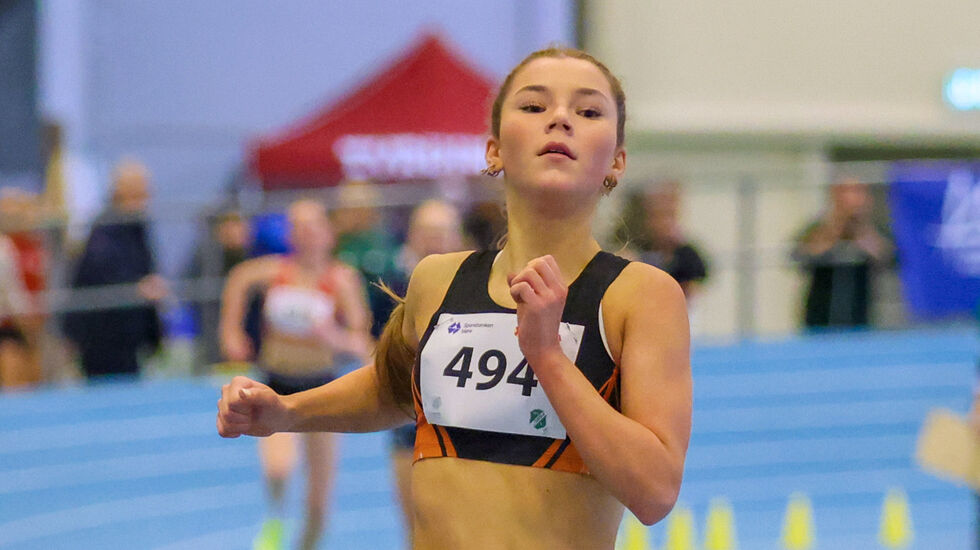 Wilma Hollås Hamborg (15) var helt i en klasse for seg på 800 meter. Utleira-jenta er minst like stor favoritt på søndagens 1500 meter.