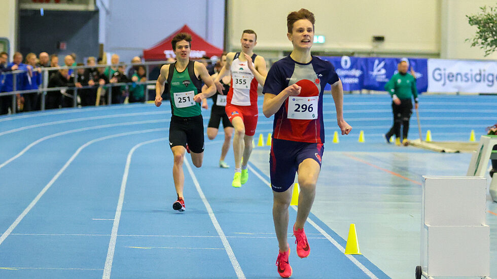 Sondre Søgård Lehmann løper inn til en overraskende og klar seier på 800 m i G16. (Foto: Martin Hauge-Nilsen)