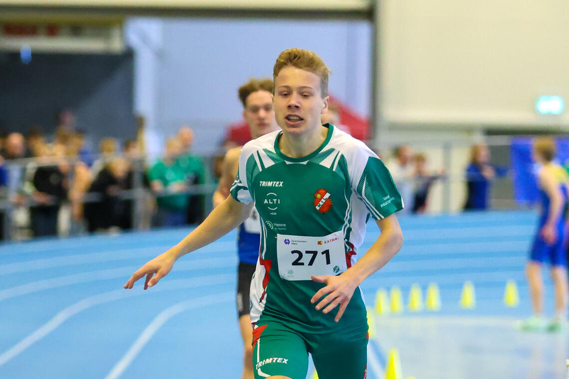 Håkon Moe Berg i mål på 1.54.95 som klar vinner på 800 m i G17. (Foto: Martin Hauge-Nilsen)