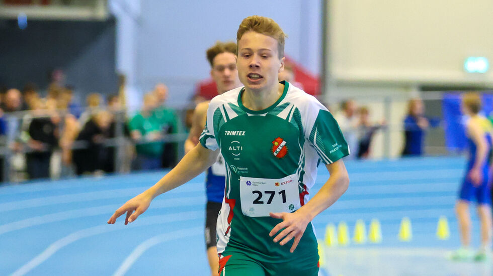 Håkon Moe Berg i mål på 1.54.95 som klar vinner på 800 m i G17. (Foto: Martin Hauge-Nilsen)