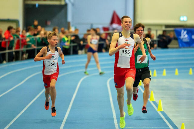 Magnus Øyen, Rindal IL spurter fra Åsmund Sunde Førde fra Jølster IL og tar gullet med lagkamerat Sebastian Børset som tilskuer. (Foto: Martin Hauge-Nilsen)
