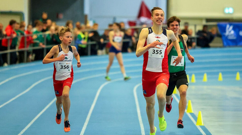 Magnus Øyen, Rindal IL spurter fra Åsmund Sunde Førde fra Jølster IL og tar gullet med lagkamerat Sebastian Børset som tilskuer. (Foto: Martin Hauge-Nilsen)