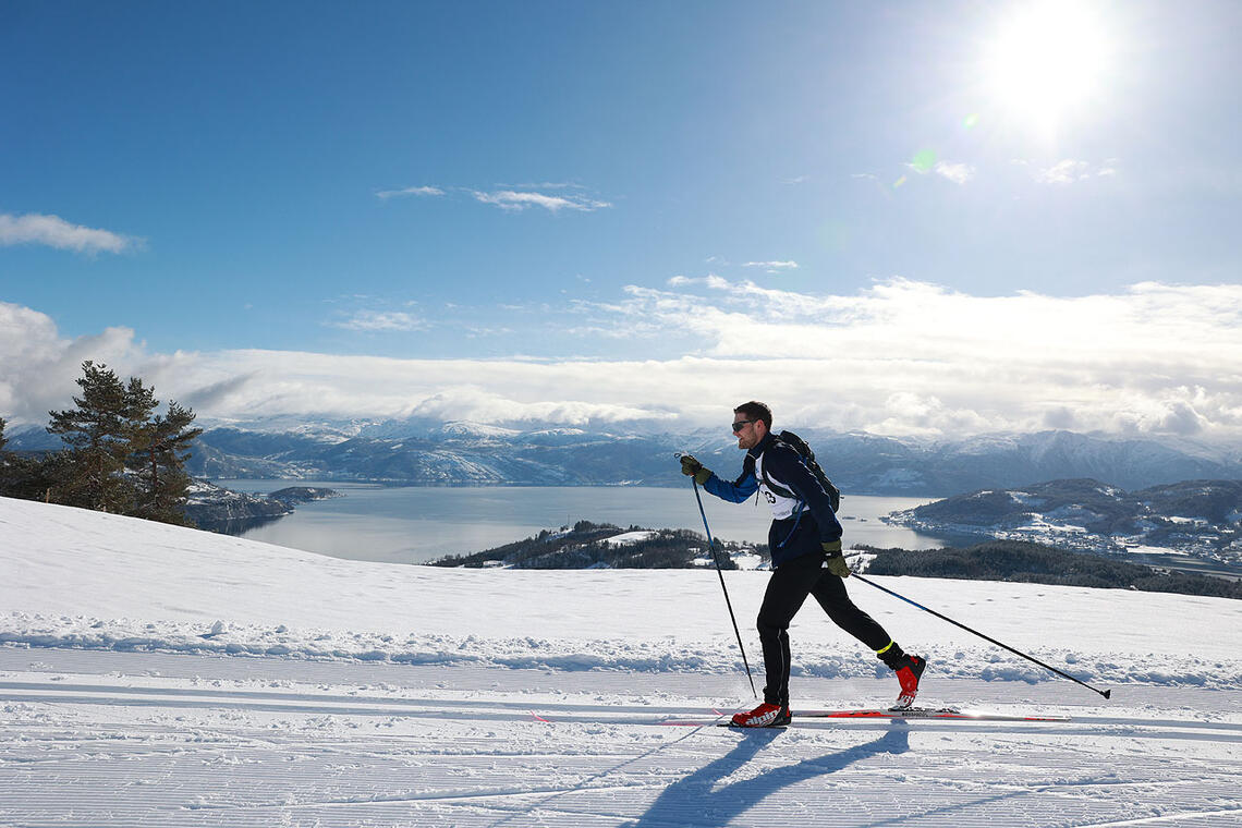 Odin Strømberg har utsikt over Hardangerfjorden mens han går Torefjellsrennet. (Alle foto: Arne Dag Myking)