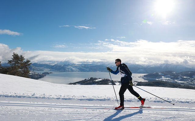 Odin Strømberg har utsikt over Hardangerfjorden mens han går Torefjellsrennet. (Alle foto: Arne Dag Myking)
