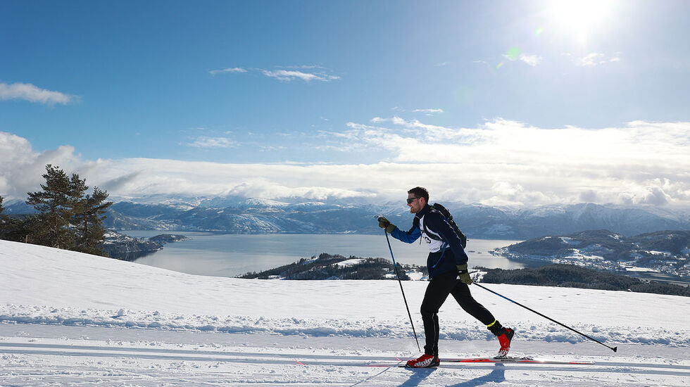 Odin Strømberg har utsikt over Hardangerfjorden mens han går Torefjellsrennet. (Alle foto: Arne Dag Myking)