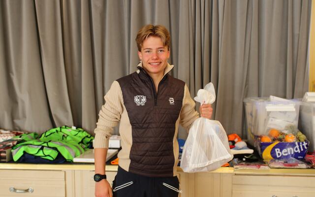 Kristian Moen Bonden med en pose med lokalmat i premie etter seieren i Kittillirennet. (Foto: Siri Anne Stengrundet)