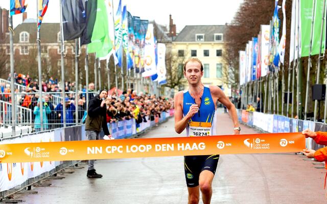 Trond Einar Moen Pedersli bryter målsnøret som vinner av 10 km. (Foto: arrangørens Facebookside)