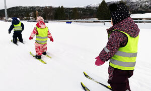 Barna går på ski på rekke og rad