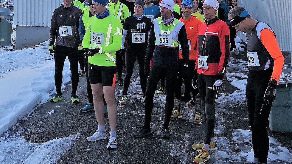 30 løpere, mer eller mindre vinterlig antrukket, gjør seg klare utenfor Prestrudhallen til siste løp forrige sesong. (Foto: Rolf Bakken)