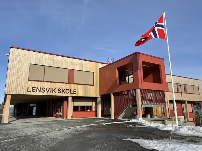 Lensvik skole, norsk flagg og snø